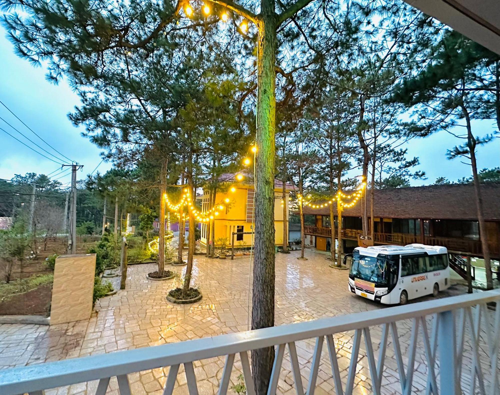 Henisi Homestay Mang Den Kon Von Kla Exteriör bild